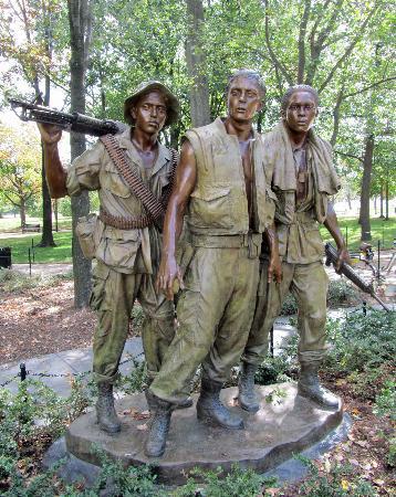 Bronze statue of vietnam war veterans